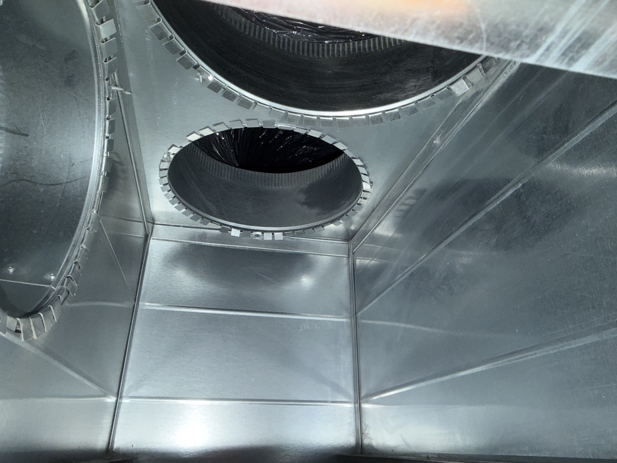 Clean plenum with two duct openings